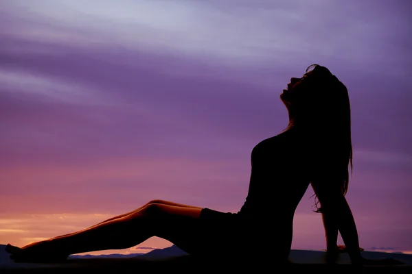 Mulher apontando silhueta ao pôr do sol — Fotografia de Stock