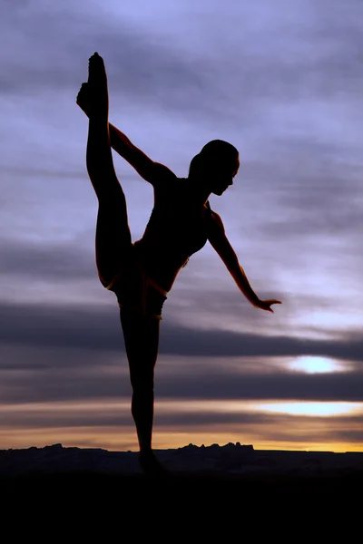Puxe perna para cima silhueta dançarina — Fotografia de Stock