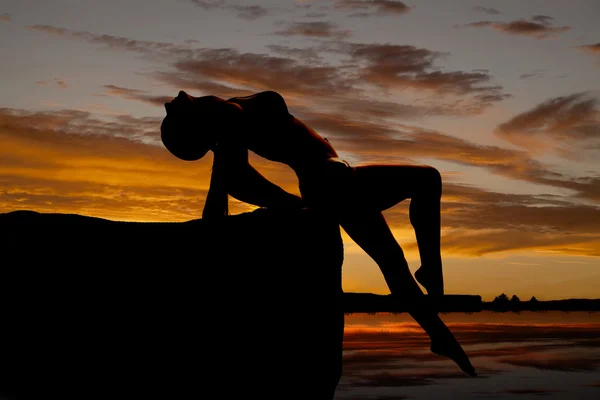 Mujer magra camino atrás pierna hacia fuera por silueta de agua — Foto de Stock