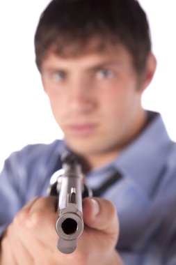 adamın elinde bir tüfek