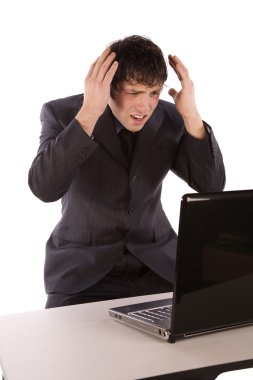 bilgisayarda çalışan iş adamı