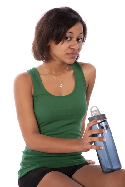 Mulher segurando uma garrafa de água — Fotografia de Stock