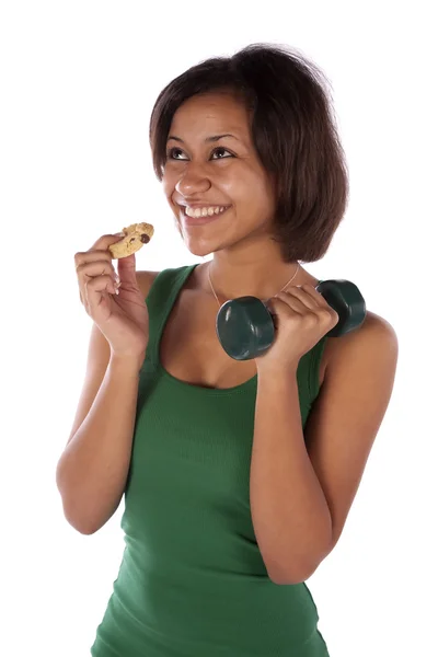 Mujer levantando pesas con una feliz expresión sonriente en su cara —  Fotos de Stock