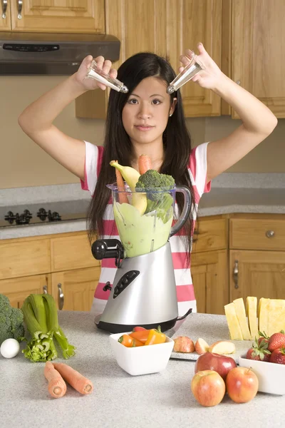 Женщина кладет ингредиенты в свой здоровый смузи — стоковое фото