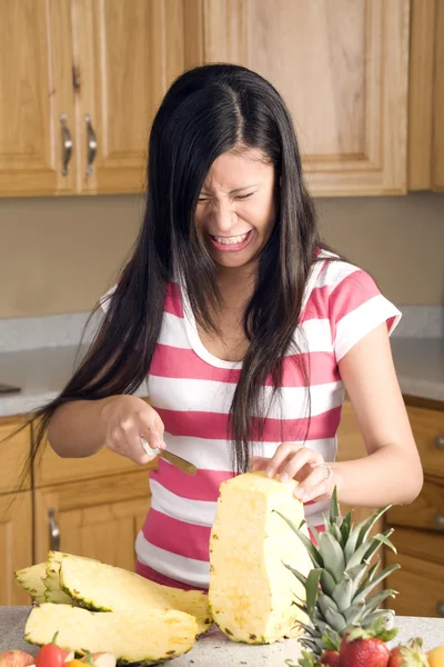 パイナップルをカットの女性 — ストック写真
