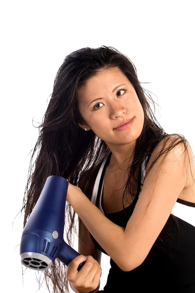 Vrouw haar haren drogen — Stockfoto