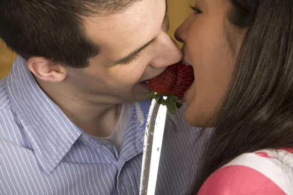 Pareja comiendo fresa . —  Fotos de Stock