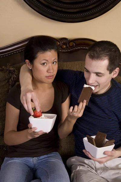Kadın erkeğini çikolata besleme — Stok fotoğraf