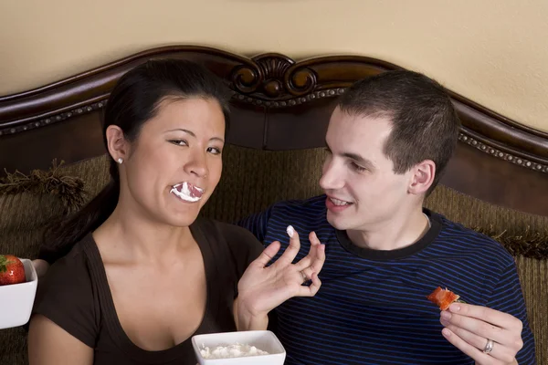 Mujer lamiéndose los labios después de ponerles crema batida . — Foto de Stock