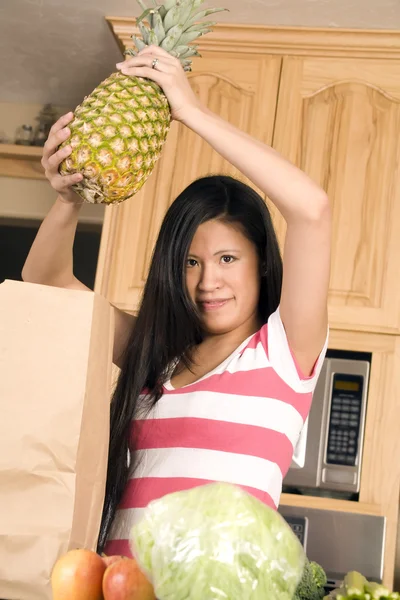 Frau schneidet eine Ananas — Stockfoto