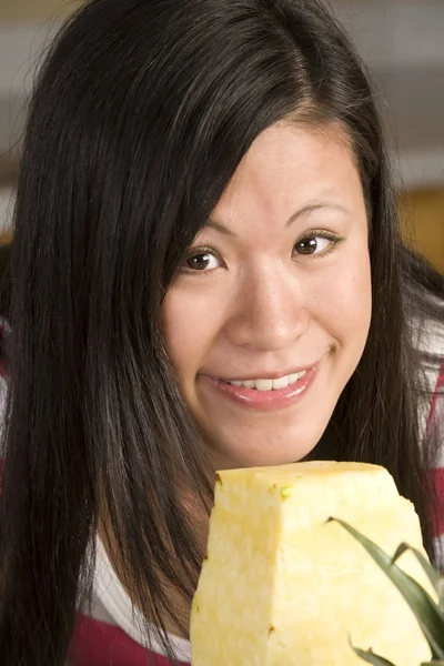 Donna che taglia un ananas — Foto Stock