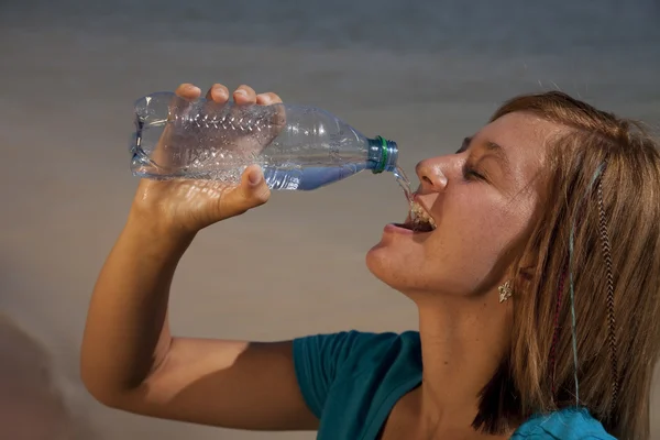 Donna rinfrescare il suo corpo da ottenere un drink da una bottiglia . — Foto Stock