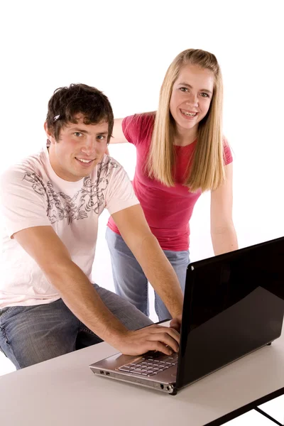 Par arbetar på datorn — Stockfoto