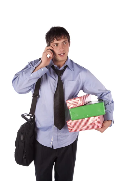 Hombre de negocios hablando por teléfono que está cansado después del trabajo llevando regalos . —  Fotos de Stock