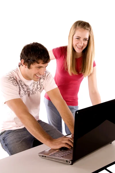 Couple travaillant sur l'ordinateur — Photo