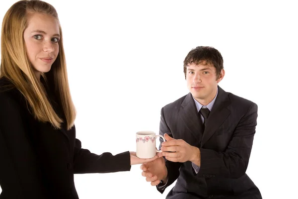 ビジネスの男性は女性からカップを受け入れる. — ストック写真