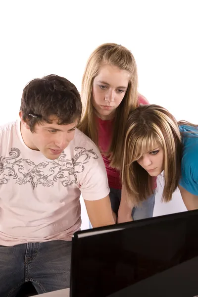 Άνδρας και δύο κορίτσια που δουλεύουν στον υπολογιστή — Φωτογραφία Αρχείου