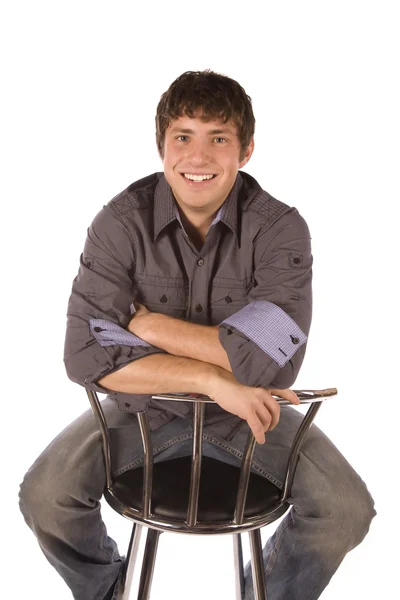 Homme assis sur un tabouret — Photo