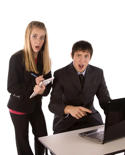 Hombre de negocios y mujer tomando notas y trabajando en la computadora — Stockfoto