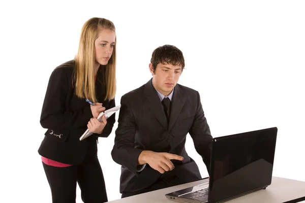 Business man och kvinna anteckningar och arbeta på datorn — Stockfoto