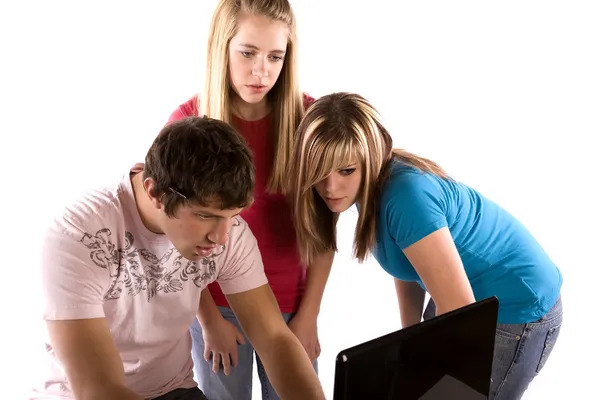 Man en twee meisjes werken op de computer — Stockfoto