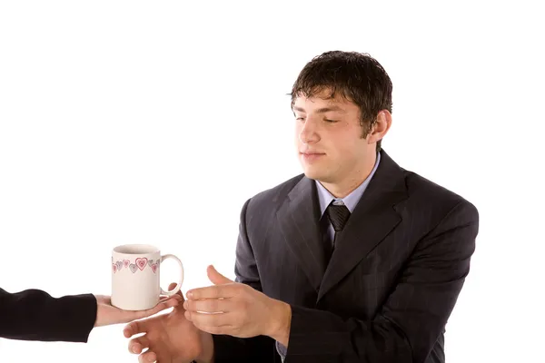 Uomo d'affari che accetta una tazza da una donna . — Foto Stock