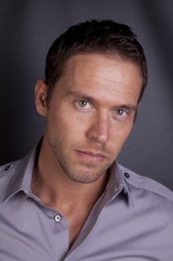 adam portresi ciddi
