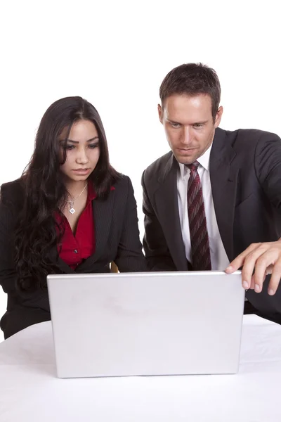 Ehepaar schaut ernst auf Laptop — Stockfoto