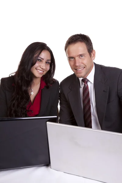 Mann und Frau schauen über Laptops — Stockfoto