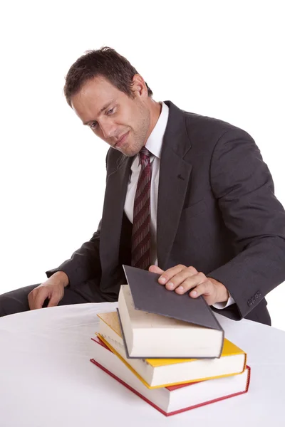 Man looking at books — Stock Photo, Image