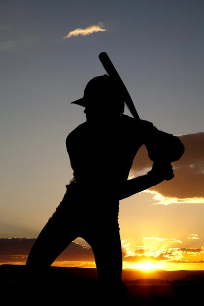 Silhouette baseball pronto a oscillare tramonto — Foto Stock