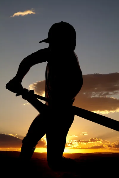 Balanço de beisebol silhueta início por do sol — Fotografia de Stock