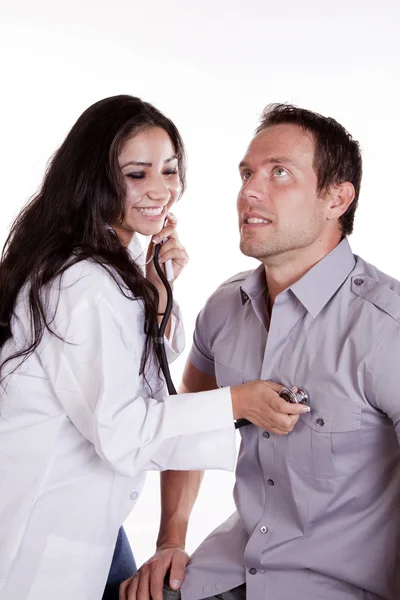 Mujer médico revisando latidos cardíacos —  Fotos de Stock