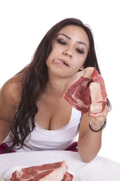 Kadın yalıyor ve büyük biftek — Stok fotoğraf
