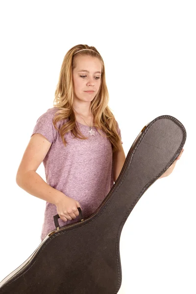 Chica sosteniendo guitarra caso — Foto de Stock