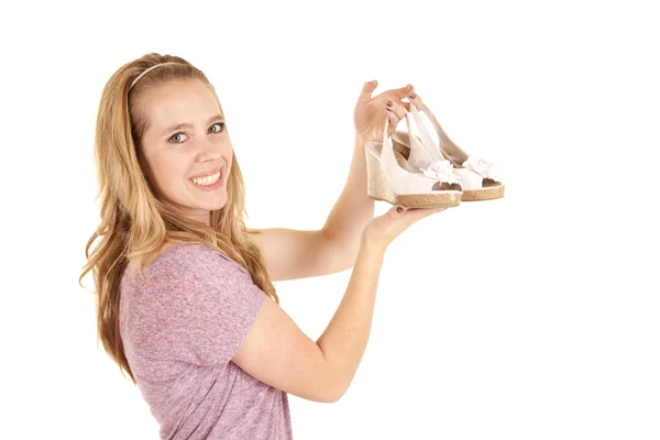 Menina segurando sapatos — Fotografia de Stock