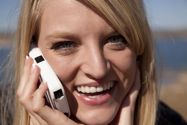 Blond telefon leende — Stockfoto