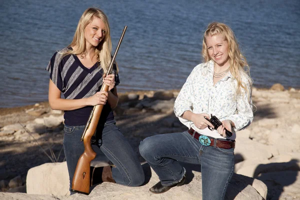 Meninas com armas pela água — Fotografia de Stock