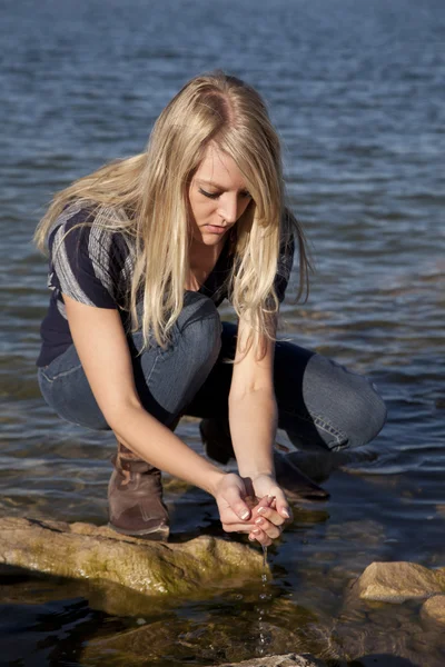 Jezioro kobieta filiżanki wody w ręku — Zdjęcie stockowe