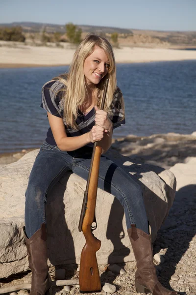 Mulher lago rifle sorriso — Fotografia de Stock