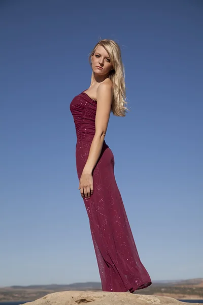 Mujer vestido rojo lado contra el cielo — Foto de Stock