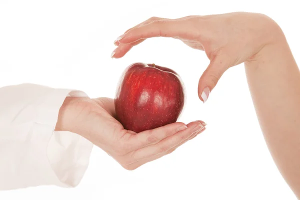 Hand grijpen appel vanuit een ander — Stockfoto