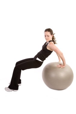 kadın bir topun üzerinde egzersiz