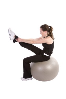 kadın bir topun üzerinde egzersiz