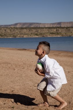 çocuğun futbol yakalamak