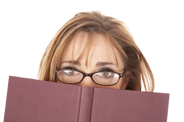 Occhiali donna guardando oltre il libro — Foto Stock