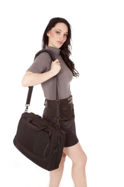 Kvinnan i svart och grått med väska — Stockfoto