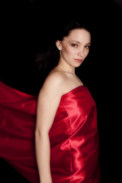 Žena na černém pozadí v červené barvě — Stock fotografie