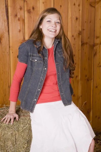 Kobieta w białą spódnicę śmiejąc się — Zdjęcie stockowe
