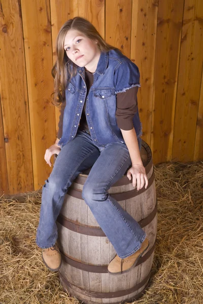 Woman on barrel toes pointed serious — Stock Photo, Image